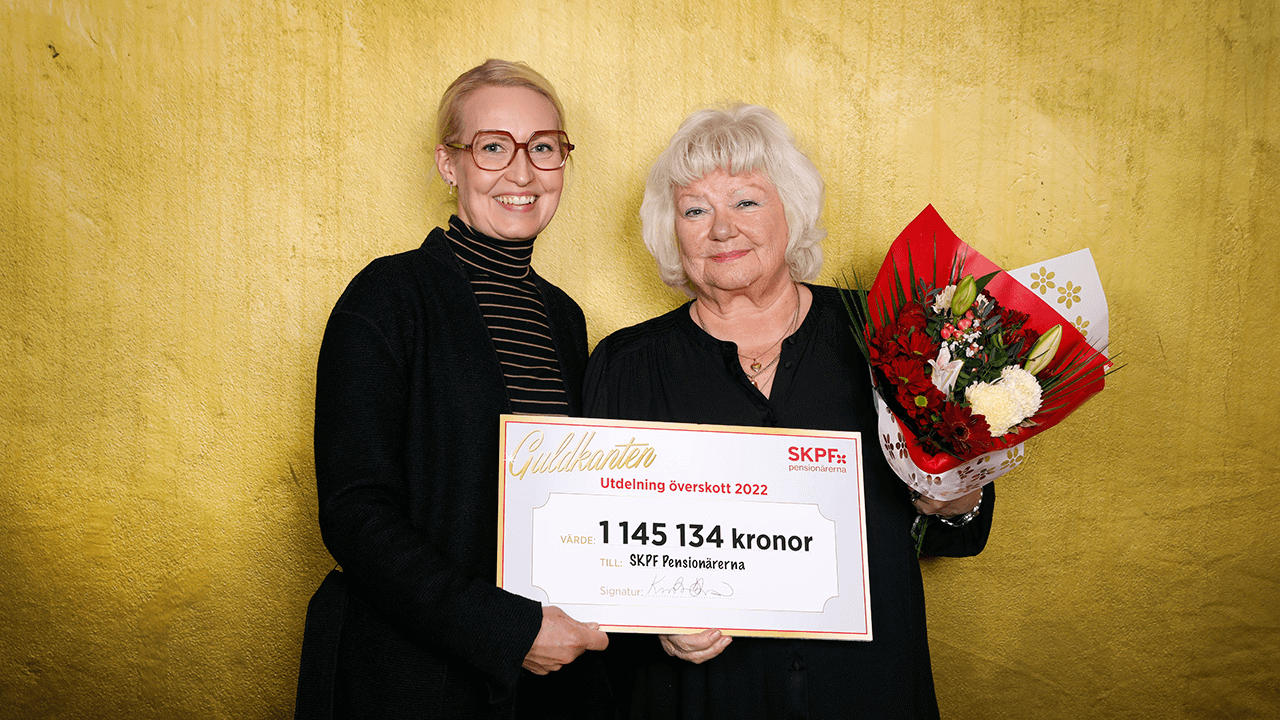 Drygt 1,1 miljoner kronor  går direkt från lotteriet Guldkanten till SKPF Pensionärernas verksamhet. På bilden Kristin Bernhardsson, operativ chef Nordic Lottery, och SKPF Pensionärernas ordförande Liza Di Paolo-Sandberg.